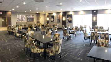 Breakfast and dinner served, international cuisine