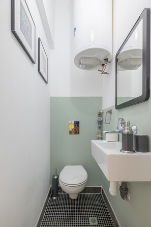 Appartement, non-fumeurs, balcon | Salle de bain | Douche, articles de toilette gratuits, serviettes fournies, shampoing