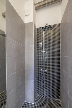Apartment, Non Smoking, Balcony | Bathroom shower