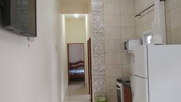 Apartamento standard, vista para a montanha | Cozinha privada | Geladeira grande, micro-ondas, fogão, cooktop