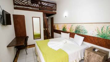 Quarto quádruplo, várias camas, vista para o mar, no mezanino | Cofres nos quartos, cortinas blackout, roupa de cama