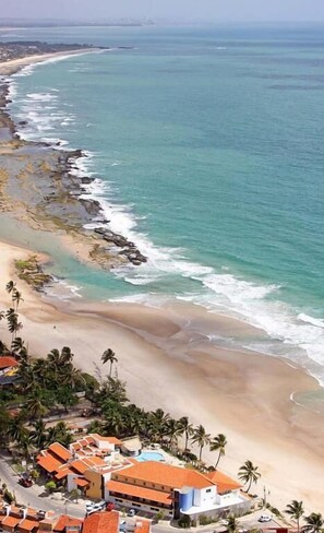 Plage, sable blanc, serviettes de plage, 2 bars de plage