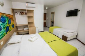 Triple Room | In-room safe, blackout drapes, bed sheets - Pousada Caravelas de Pinzón (Cabo de Santo Agostinho)