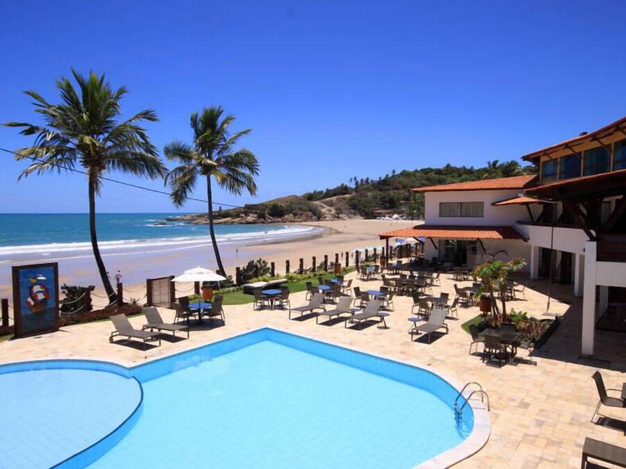 Ulkouima-allas avoinna 8.00–20.00, aurinkovarjoja, aurinkotuoleja