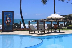 Außenpool, geöffnet von 08:00 Uhr bis 20:00 Uhr, Sonnenschirme