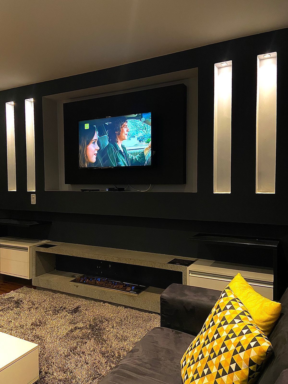 Căn hộ Deluxe, 2 phòng ngủ | Khu phòng khách | Smart TV 32-inch có truyền hình kỹ thuật số, lò sưởi 