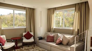 Apartamento luxo, 2 quartos | Sala de estar | Smart TV 32 polegadas com canais digitais, lareira