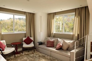 Apartamento luxo, 2 quartos | Sala de estar | Smart TV 32 polegadas com canais digitais, lareira