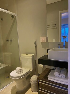 Deluxe Apartment, 2 Bedrooms | Bathroom | Shower, rainfall showerhead, hair dryer, towels