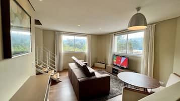 Apartment, 1 Bedroom, Hot Tub | Living room | 32-inch Smart TV with digital channels, fireplace