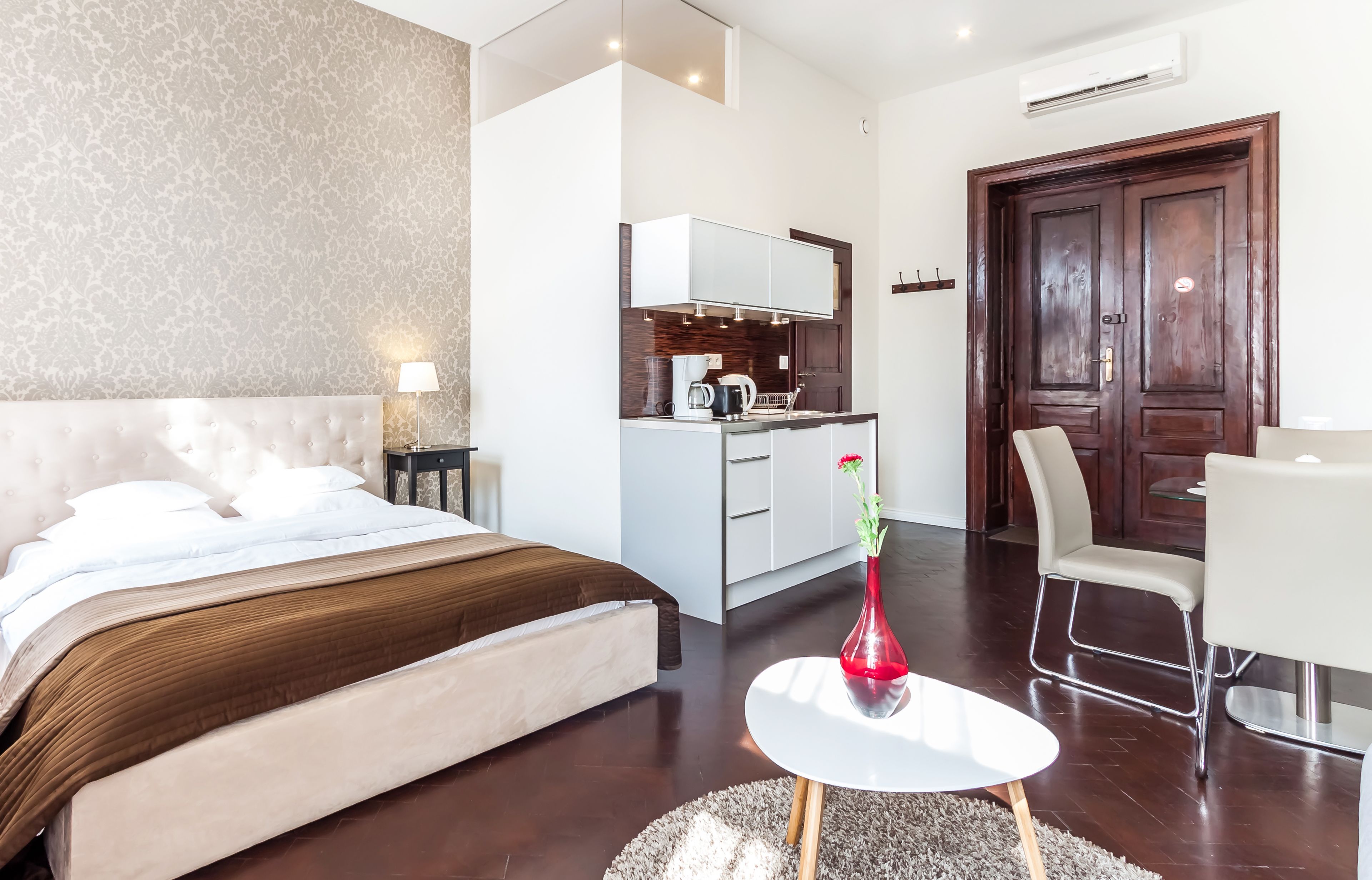 deluxe studio | living area | flat-screen tv