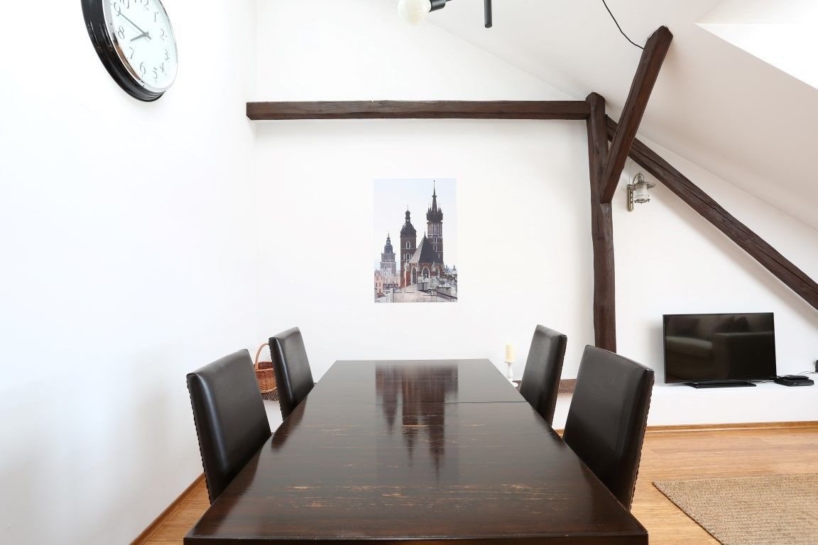 grand apartment | living room | flat-screen tv