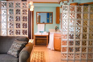 Paradise Suite, Jetted Tub, Valley View | 埃及棉床单、高档床上用品、羽绒被、记忆海绵床垫