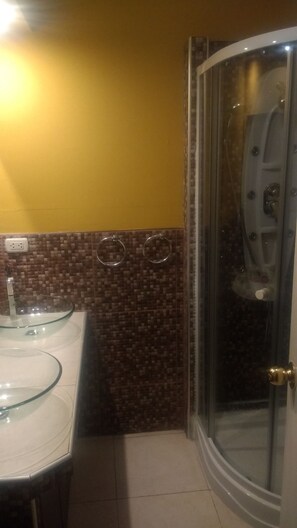 都會獨棟房屋, 3 間臥室, 非吸煙房, 私人浴室 | 浴室 | 淋浴設備、免費盥洗用品、吹風機、毛巾