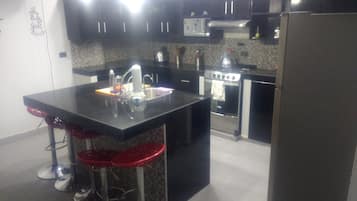 Rumah Kota, 3 kamar tidur, Bebas Asap Rokok, kamar mandi pribadi | Dapur pribadi | Lemari es besar, microwave, oven, dan kompor