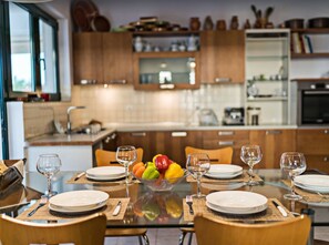 Panoramic Villa, 3 Bedrooms | In-room dining