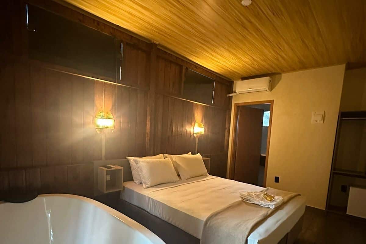 Habitación doble Confort, 1 cama Queen size | Minibar, decoración personalizada y cortinas blackout