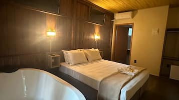 Quarto casal conforto, 1 cama Queen | Frigobar, individualmente decorados, cortinas blackout