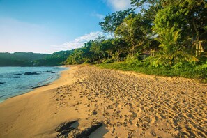 On the beach, white sand - Pousada Ponta da Vigia (Penha)