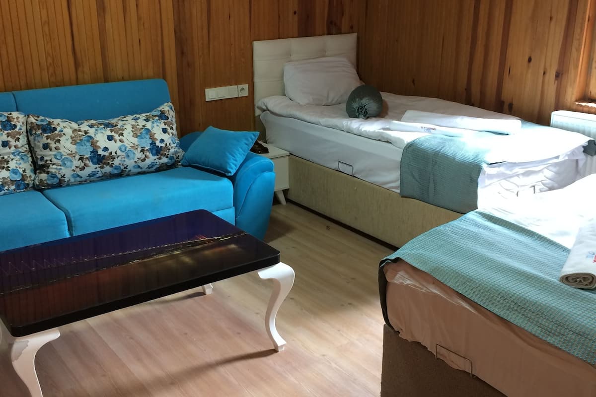Habitación cuádruple estándar, 1 habitación, balcón, vista a la montaña | Insonorización, tabla de planchar con plancha y wifi gratis