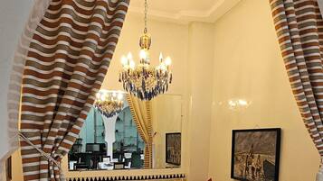 Frokost og lunsj serveres, lokale og internasjonale retter