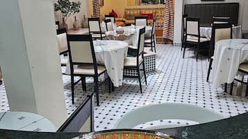 Breakfast and lunch served, local and international cuisine