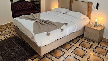 Un dormitorio con cama, mesita de noche y aire acondicionado de pared.