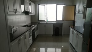 Fridge, microwave, oven, stovetop - N-Self Catering Lodge (Durban)