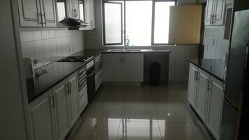 Lemari es, microwave, oven, dan kompor