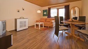 Apartamento básico (2) | Sala de estar | Una televisión de pantalla plana
