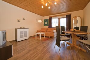 Basic Apartment (2) | Living room | Flat-screen TV - Ferienhaus Blümel (Velden am Wörther See)