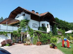 Front of property - Ferienhaus Blümel (Velden am Wörther See)