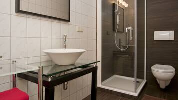 Basic Apartment (2) | Bathroom | Shower, hair dryer, towels