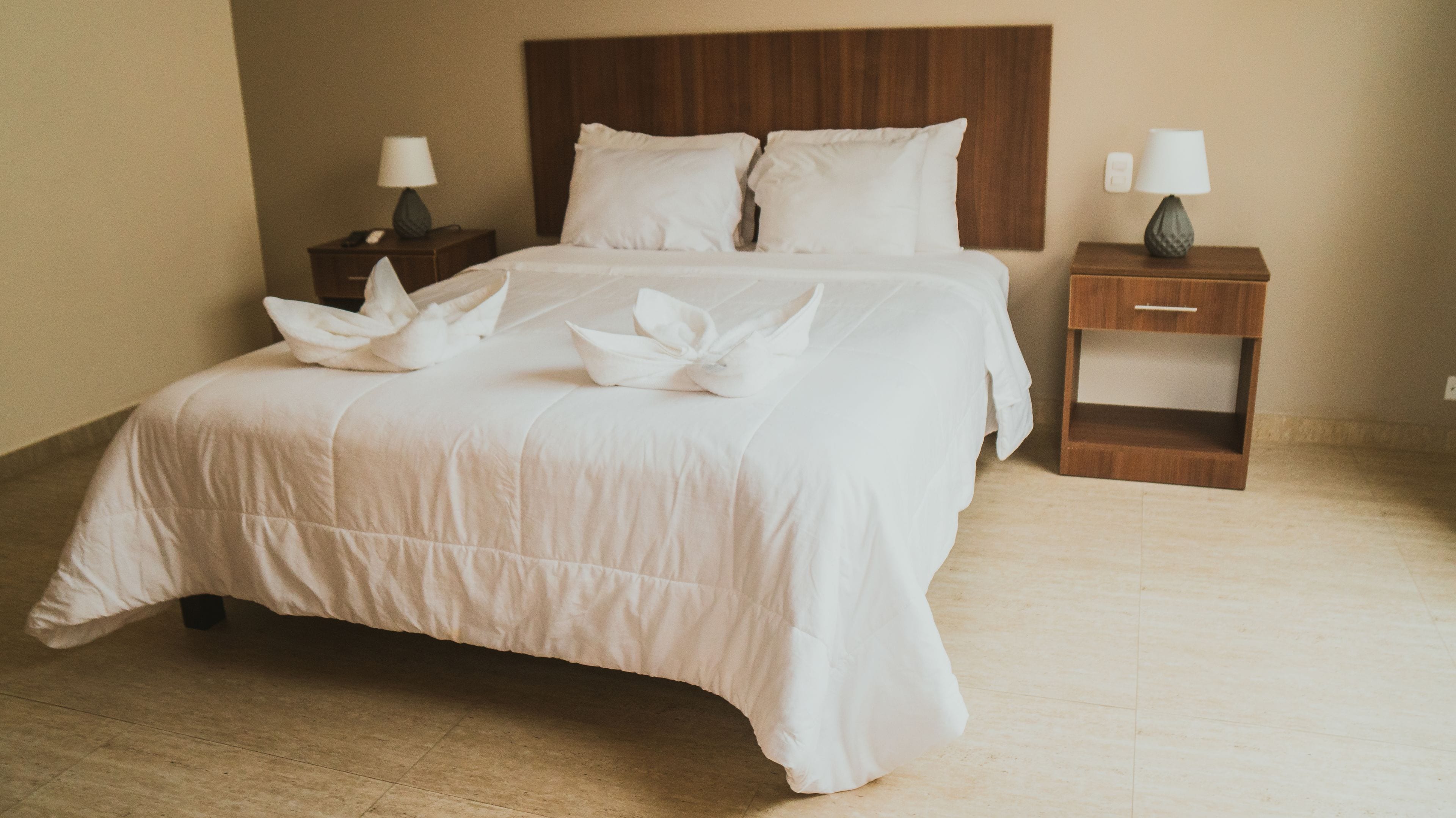 standard room, 1 queen bed, non smoking, private bathroom | desk, free wifi, bed sheets