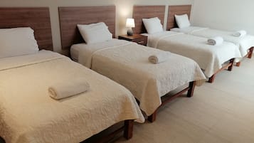 Quadruple Room, 1 Bedroom, Non Smoking, Private Bathroom | Meja, Wi-fi percuma, cadar katil