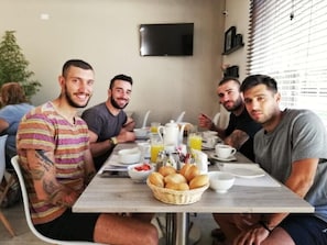 Esmorzar diari complet gratuït