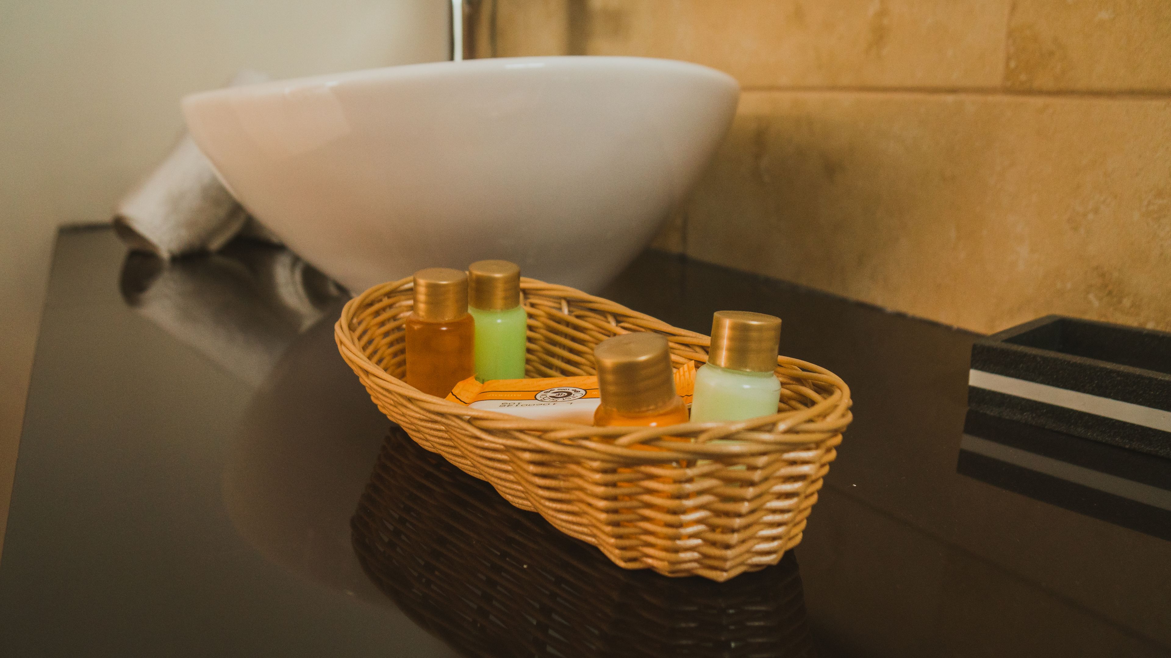 shower, rainfall showerhead, free toiletries, towels