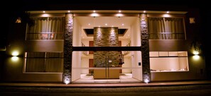 Voorkant accommodatie - avond/nacht