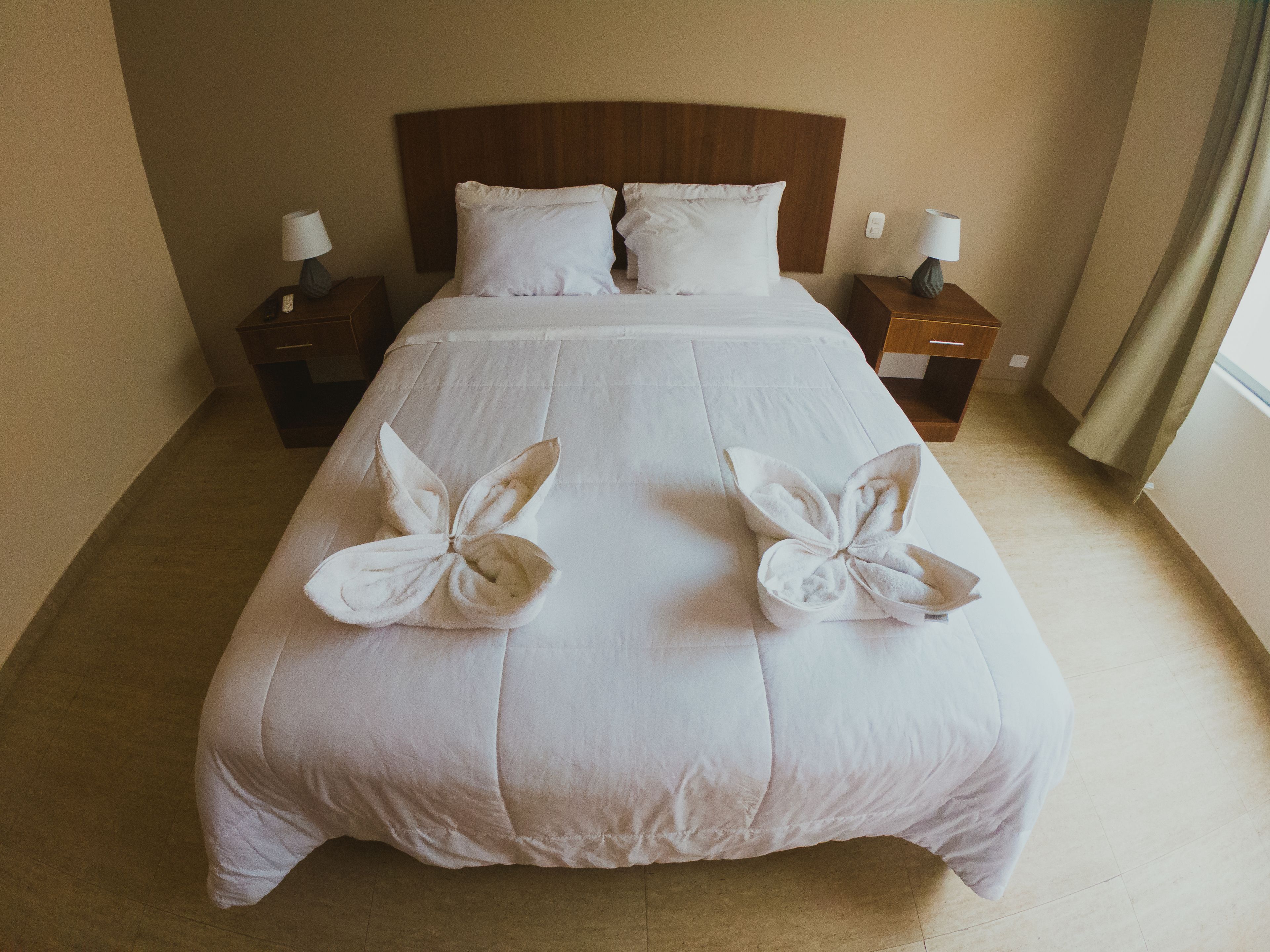 standard room, 1 queen bed, non smoking, private bathroom | desk, free wifi, bed sheets