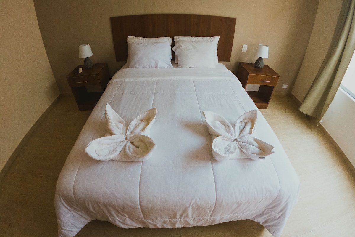 standard room, 1 queen bed, non smoking, private bathroom | desk, free wifi, bed sheets