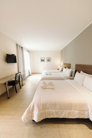 Habitación triple, 1 habitación, para no fumadores, baño privado | Escritorio, wifi gratis y ropa de cama 