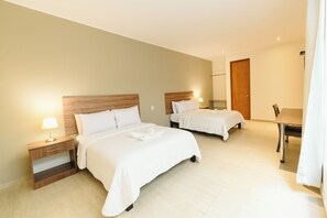 Habitación con 2 camas individuales, 1 habitación, para no fumadores, baño privado | Escritorio, wifi gratis y ropa de cama 