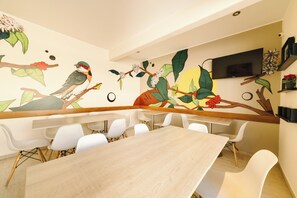 Café da manhã completo grátis todos os dias