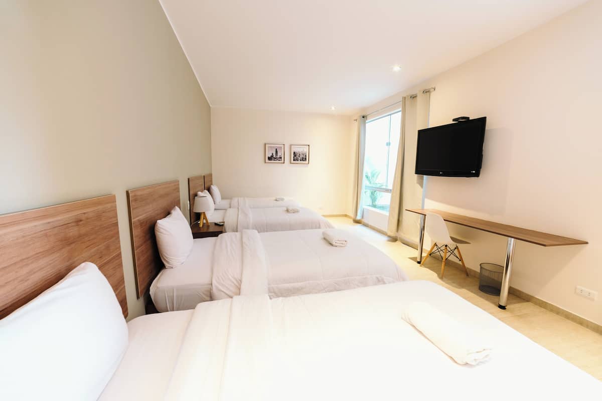 غرفة رباعية - غرفة نوم واحدة - لغير المدخنين - بحمام خاص | مكتب وواي فاي مجانًا وملاءات أسرّة