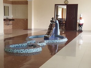 每日供应自助式早餐（每人 AMD 2000）