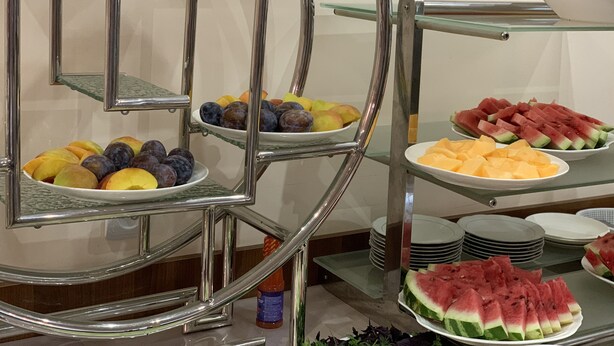 Een buffet met verschillende soorten fruit en groenten.