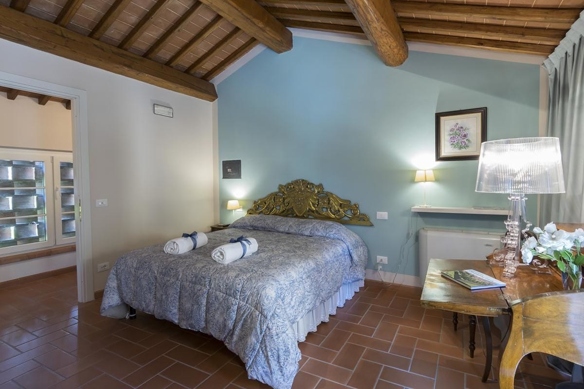 Camera doppia | Copriletto in piuma, una cassaforte in camera, una scrivania