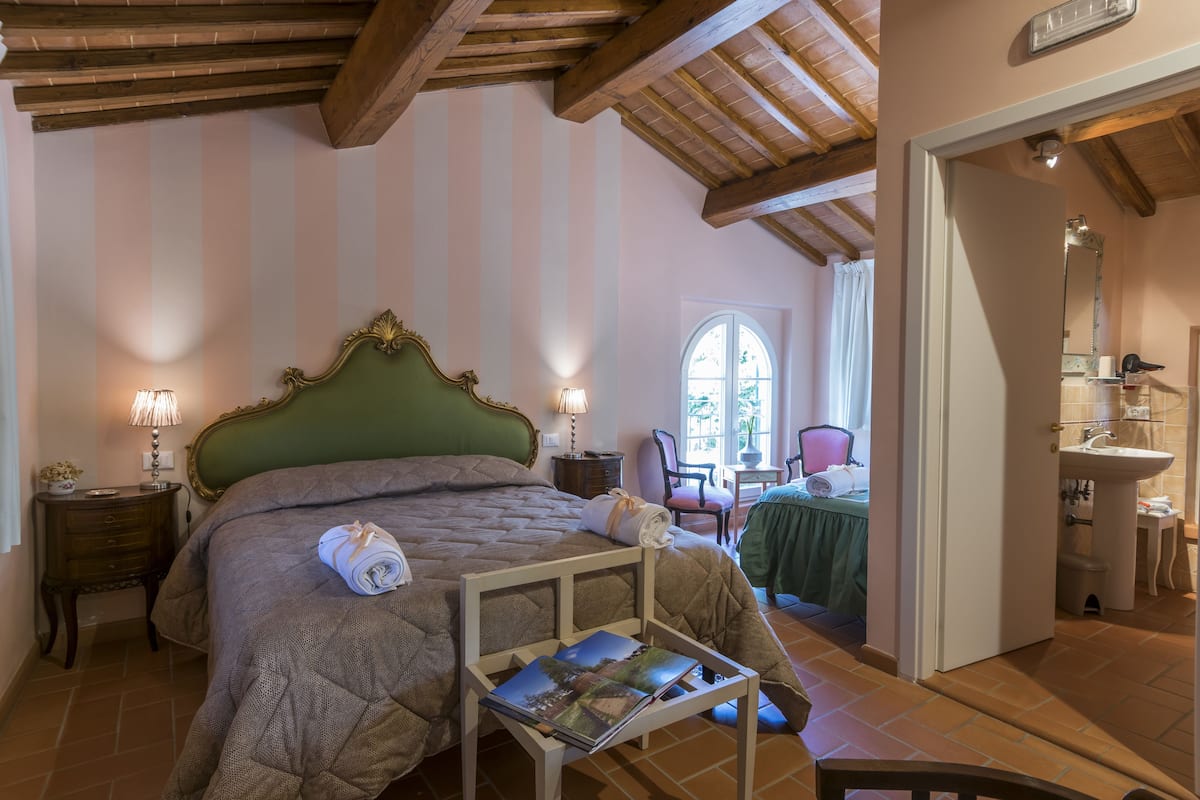 Camera doppia (with extra bed) | Copriletto in piuma, una cassaforte in camera, una scrivania