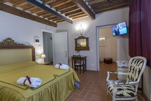 Family Room, Connecting Rooms | Down comforters, in-room safe, desk, soundproofing - B&B La Chiusa Delle Monache (Lucca)
