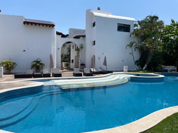 Una piscina al aire libre